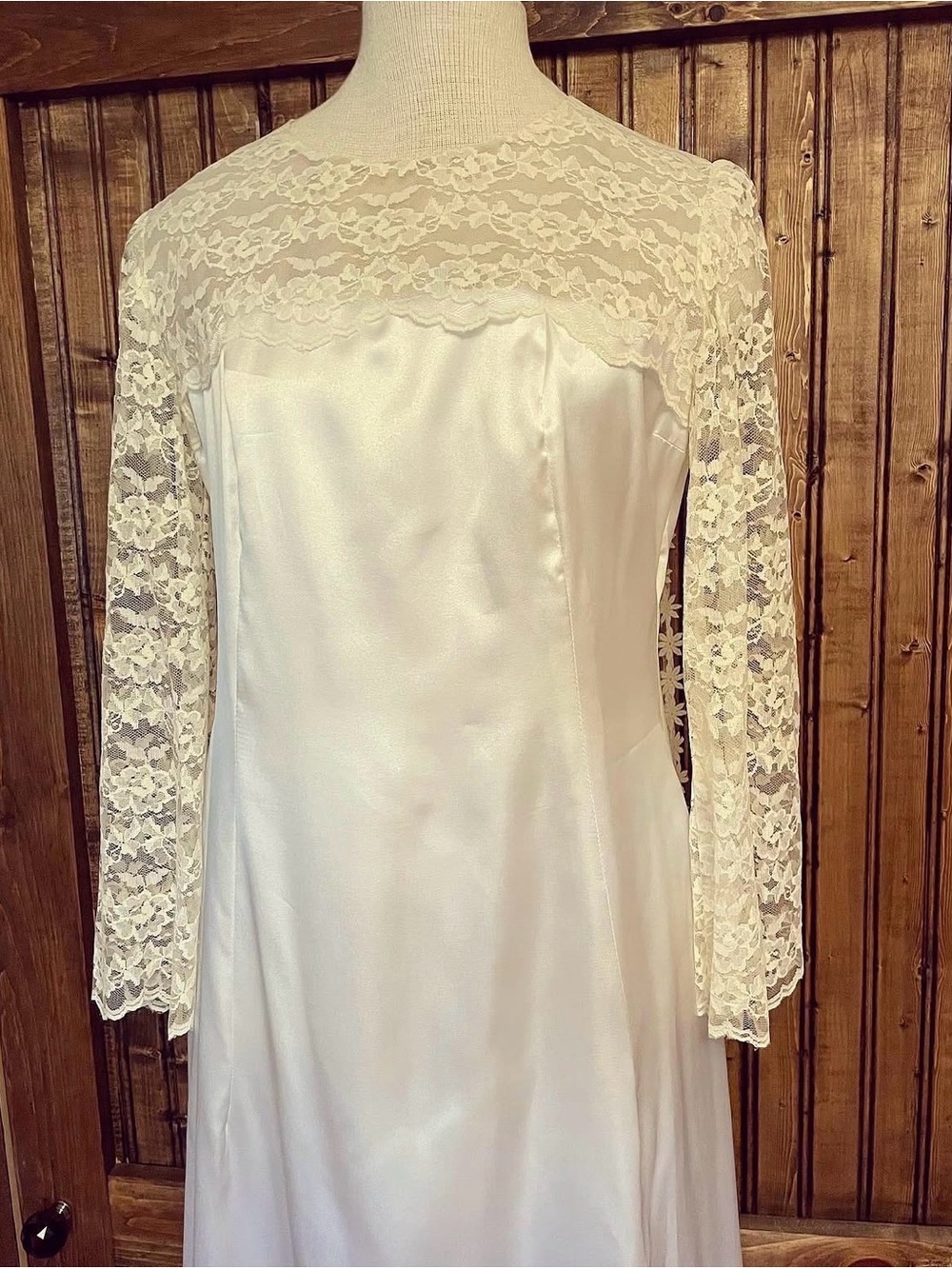 1960s Wedding Gown with Lace Train - Picture 3 of 6
